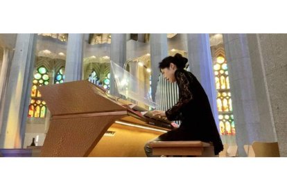 La concertista y compositora Yoko Suzuki dará un concierto de órgano hoy en la Catedral. DL