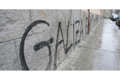 Pintada en gallego en una calle del centro de Ponferrada. L. DE LA MATA