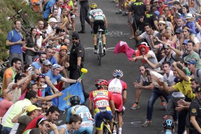 El pelotón de la Vuelta con el pantano de Riaño al fondo poco antes de la ‘batalla’ de La Camperona