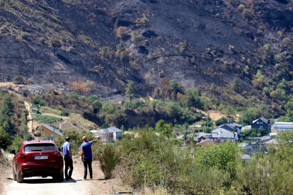 Ladera quemada a pocos metros de las casas de Puente Domingo Flórez. FOTO ANA F. BARREDO