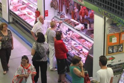 Los precios de la ropa en la plaza son más bajos.