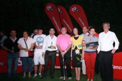 Los triunfadores del torneo, tras recibior sus premios