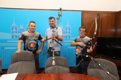 Fernando Barredo, Javier Balboa y el concejal de Deportes en la presentación del torneo. L. DE LA MATA