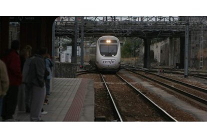 Un tren en la estación de Ponferrada. ANA F. BARREDO