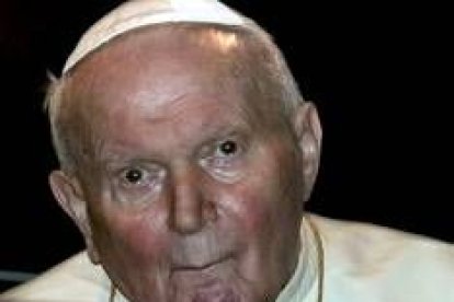 El Papa, visiblemente desmejorado, abandonó ayer el hospital