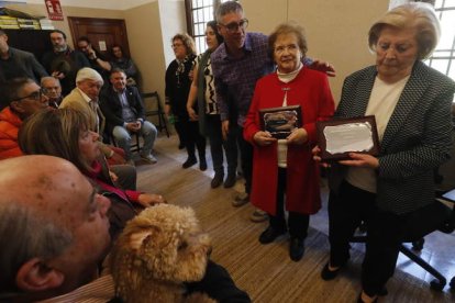 Un momento del emotivo acto de la entrega del premio. ANA F. BARREDO