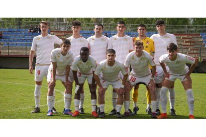 Formación del equipo de la Cultural dirigido por Adrián Benavides que obró otro milagro para continuar en la División de Honor Juvenil. J. NOTARIO