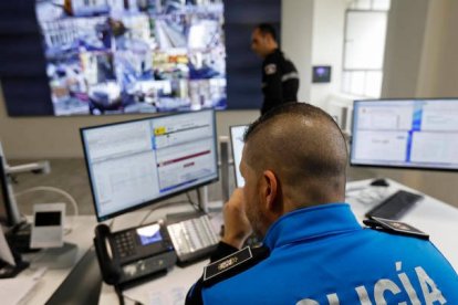 Un agente, en el centro de control de la Policía Local de León, en una imagen de archivo. FERNANDO OTERO