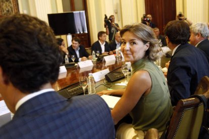 La ministra de Agricultura, antes del inicio de la reunión con el sector lácteo.