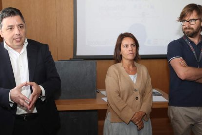 El directivo financiero del grupo Cupa, Antonio Trincado (izq), ayer junto a la directora de la agencia de innovación y un investigador. L. DE LA MATA