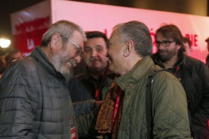 Cándido Méndez y Josep Maria Álvarez se saludan en el Congreso de UGT en presencia de Matías Carnero.