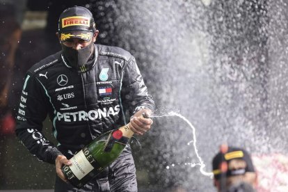 Hamilton celebra en el podio de Spa un nuevo triunfo. POOL