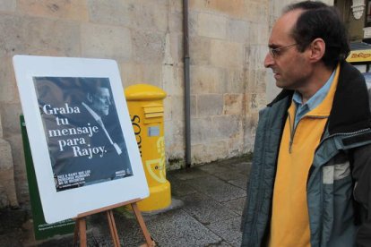 Acción de AI en la plaza de Botines para que los transeúntes dejen un mensaje a Rajoy.