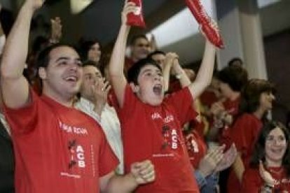 Banderas de León y bufandas rojas poblaron toda la grada del Palacio