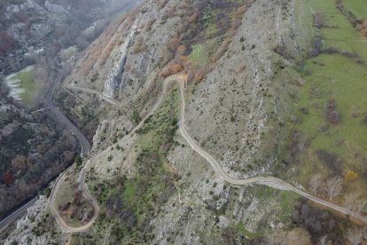 Una de las carreteras que sale a información pública es la que conduce a Paradilla de Gordón. ARGÜELLO