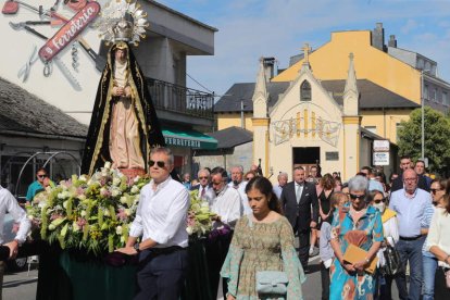 Procesión de La Soledad ayer en Camponaraya. Morán en el centro con traje. L. DE LA MATA