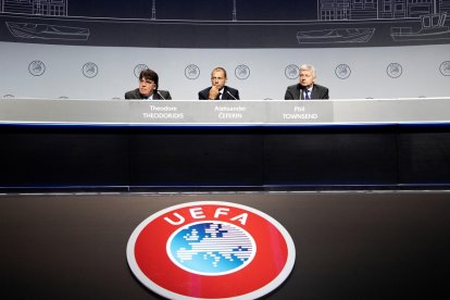 Theodoridis, secretario; Ceferin, presidente; y Townsend, director de comunicaciones de Uefa. LONKHUIJSEN