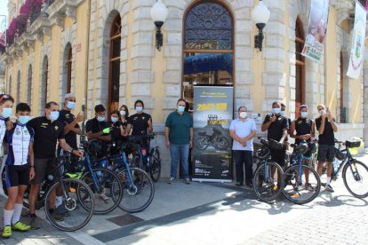 Foto de familia de los jóvenes ciclistas junto a Javier Carrera y José Luis del Riego  J.G.C