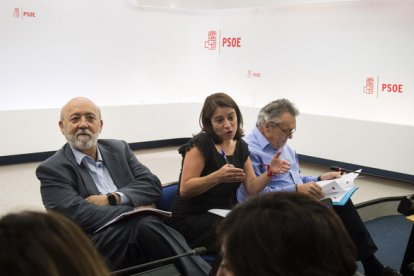 José Félix Tezanos (izquierda) junto a Adriana Lastra, portavoz del PSOE en el Congreso.