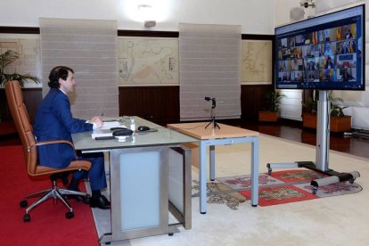 El presidente de la Junta de Castilla y León, Alfonso Fernández Mañueco, participa este domingo en la reunión por videoconferencia con Pedro Sánchez. NACHO GALLEGO