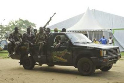 Fuerzas leales al presidente marfileño, Alassane Ouattara, patrullan una calle de Abiyán.