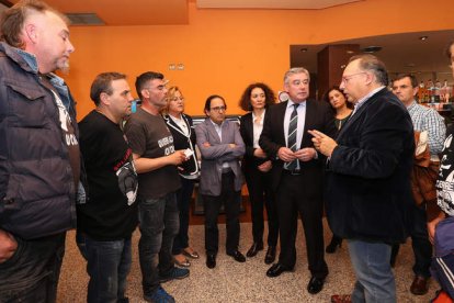 El grupo de mineros, dialogando con el portavoz del PP en el Senado y el diputado y presidente del PP leonés.