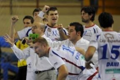 Ribera y sus jugadores celebran en el banquillo una de las acciones que rompió el partido