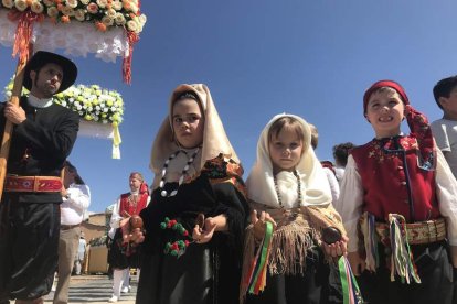 La fiesta de Val de San Lorenzo se asegura futuro con una cantera que abraza fuerte las tradiciones más arraigadas. A.V.