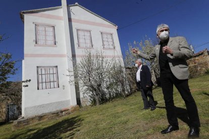 Alejandro García ‘Cooper’ junto a José Miguel Nieto ante la casa de las maestras, que albergará el museo de La Era Pop. RAMIRO