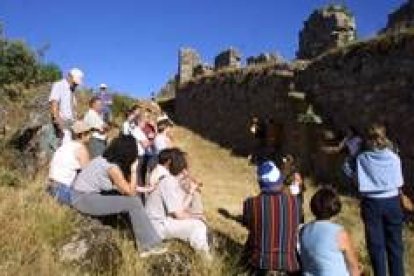 Visitantes en el interior del castillo de Cornatel, en una imagen de archivo