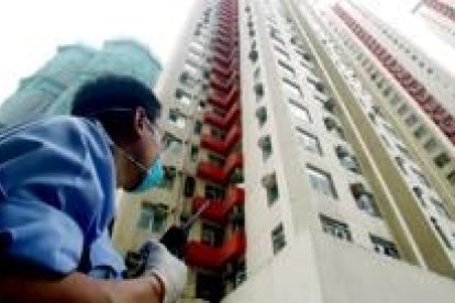 Un policía custodia desde ayer la entrada del edificio de apartamentos Amoy Gardens