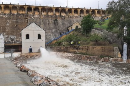 La Confederación Hidrográfica del Duero (CHD) ha realizado este martes con éxito las pruebas de funcionamiento del nuevo desagüe de fondo en la presa de Villameca. DL