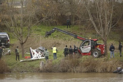 Efectivos de la Guardia Civil tras sacar del agua la aeronave accidentada. R. GARCÍA