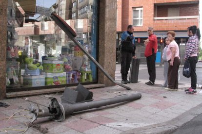 Un agente de la Policía Local realiza la inspección ocular en el lugar de los hechos.