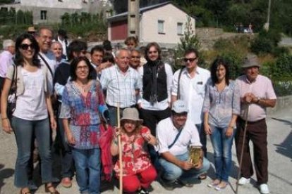 Los poetas posaron antes del recital poético celebrado ayer tarde en el hayedo de Busmayor.