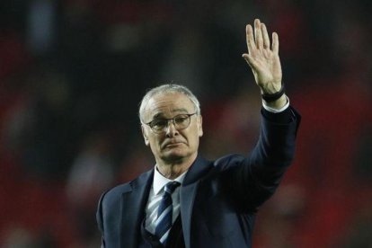 Claudio Ranieri saluda a los aficionados del Leicester, el miércoles en el Sánchez Pizjuán.