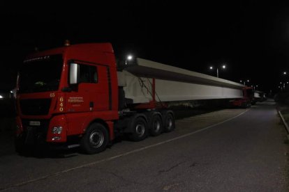 Transporte especial con las vigas del puente del ramal ferroviario. RAMIRO