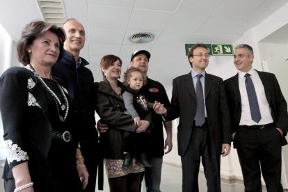 La pequeña Alaitz posa con sus padres, en el centro, junto al equipo médico.