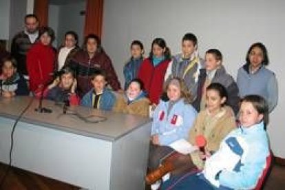 Los alumnos del taller de radio en una de sus primeras emisiones en directo