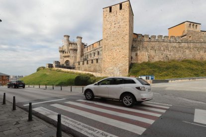 Acceso al casco antiguo por la calle Gil y Carrasco desde la avenida del Castillo. L. DE LA MATA