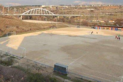 Los campos Ramón Martínez con el Museo de la Energía y el puente del Centenario, al fondo a la derecha.