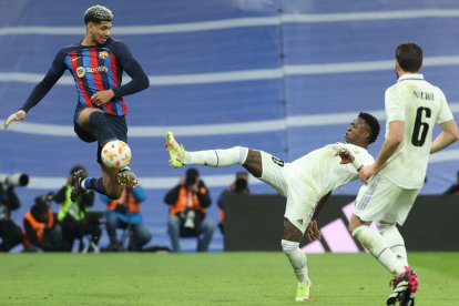 Araújo y Vinicius pujan por el balón en el partido de ida de las semifinales de la Copa del Rey. KIKO HUESCA