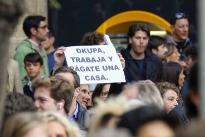 - Una mujer muestra una pancarta contra las ocupaciones durante las concentraciones convocadas para este jueves frente a los edificios okupados de La Ruïna y el Kubo, en Barcelona. El juzgado de primera instancia número 39 de Barcelona, que lleva la demanda de desahucio del edificio de La Ruïna, una de las dos fincas ocupadas de la Plaza Bonanova de Barcelona, ha denegado las medidas cautelares en las que la Sareb pedía su desalojo inminente por cuestiones de seguridad. EFE/ Alejandro García