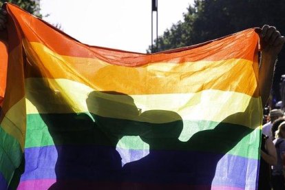 Pareja LGTBI besándose durante la manifestación del Orgullo.