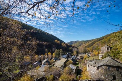 Enclavado en un angosto valle en las estribaciones de la Sierra Gistredo, dentro del término municipal de Páramo del Sil, Primout ha sobrevivido al tiempo y los vecinos han recuperado la vida de casas que algún día amenazaron con ruina. El pueblo, ya reha