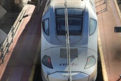 Un tren Alvia circulando por la estación de Bembibre en sentido hacia Ponferrada. L. DE LA MATA