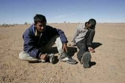 Arif Hoshain y Amin Mandul, exhaustos después de caminar durante ocho días por el desierto