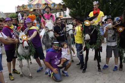 Los participantes en la burrada de Boñar y los ganadores de la carrera, posan en la plaza del Negrillón. CAMPOS