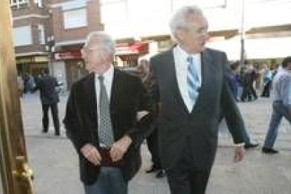 Daniel Gavela, ayer junto a Luis del Olmo,  entrando en el Teatro Bergidum