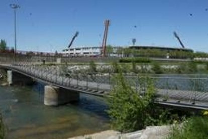 Vista de la pasarela que atraviesa el río Bernesga en la capital leonesa